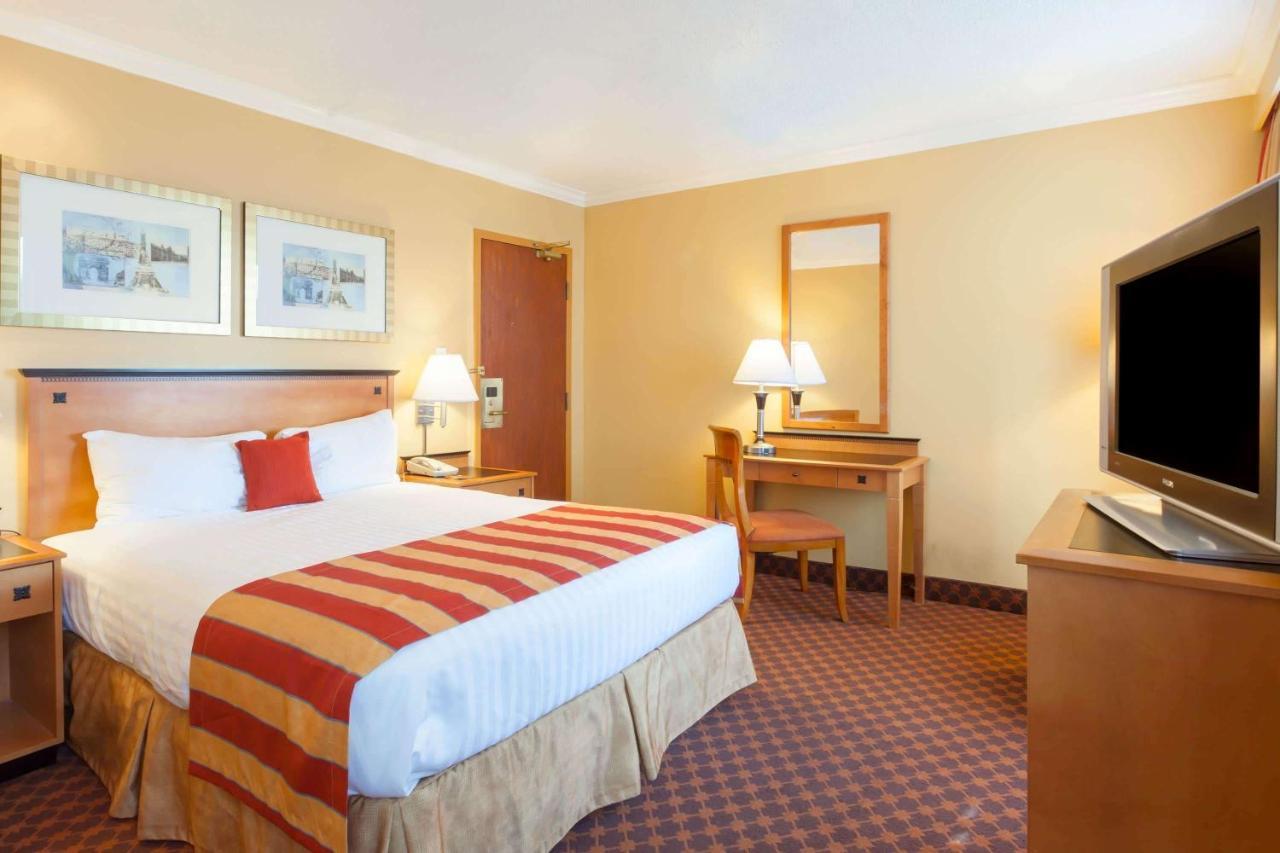 Howard Johnson By Wyndham Vancouver Downtown Eksteriør billede